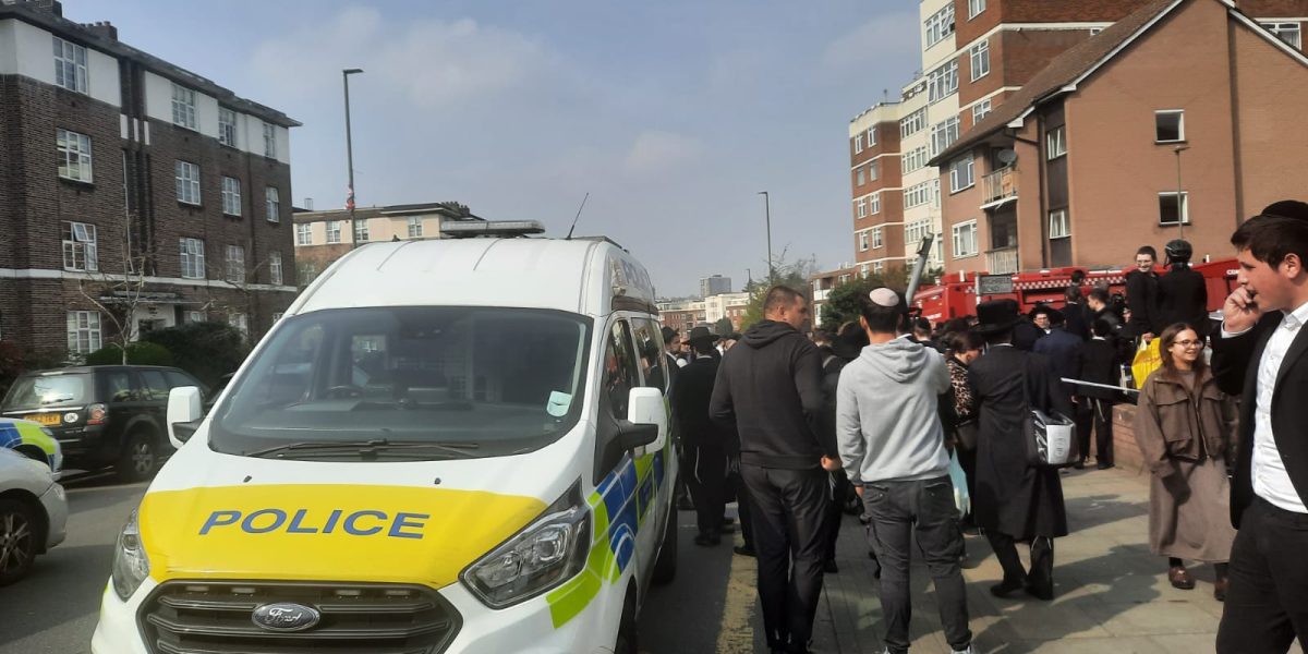 Incendiu la Londra: atacuri anti-evreiești cresc îngrijorarea la nivel internațional Noaptea trecută, orașul Londra s-a transformat într-un teatru al intimidării și vandalismului, după ce patru ambulanțe ale unei organizații evreiești de servicii medicale au fost incendiate, în fața sinagogii din cartierul Golders Green