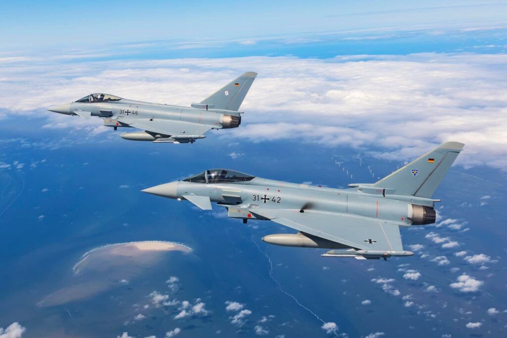 Mai multe explozii auditiv impresionante au cutremurat, în noaptea de joi spre vineri, regiunile sudice și centrale ale țării, provocând isterie și neliniște în rândul locuitorilor