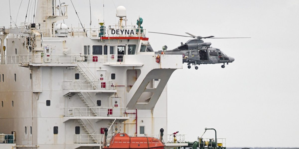 Nava misterioasă a Moscovei interceptată în Mediterană cu sprijinul Franței și Marii Britanii Marina franceză, cu sprijinul Regatului Unit, a reușit vineri să blocheze un petrolier asociat flotei „fantomă” a Rusiei, în cadrul unei operații delicate menite să urmărească transporturile de resurse energetice de proveniență rusească în contextul sancțiunilor internaționale