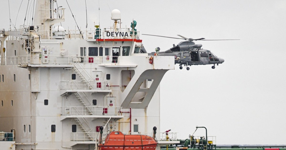 Nava misterioasă a Moscovei interceptată în Mediterană cu sprijinul Franței și Marii Britanii Marina franceză, cu sprijinul Regatului Unit, a reușit vineri să blocheze un petrolier asociat flotei „fantomă” a Rusiei, în cadrul unei operații delicate menite să urmărească transporturile de resurse energetice de proveniență rusească în contextul sancțiunilor internaționale