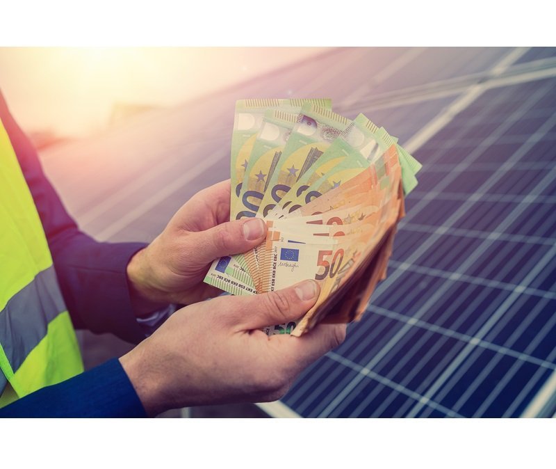 Liste cu firme de construcții și instalatori, pregătite pentru proiecte PNRR de 900 milioane EUR pentru panouri solare și anvelopări locuințe