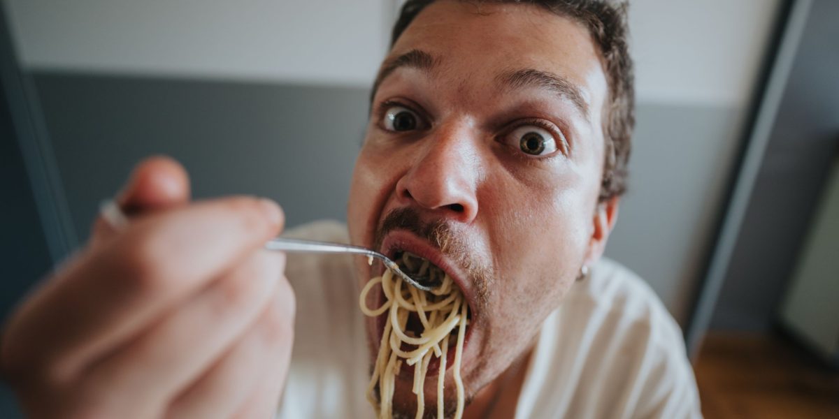 Diferențele de necontestat în metabolism: de ce bărbații au nevoie de mai multe calorii decât femeile În lumea nutriției și a sănătății, se menționează adesea că bărbații consumă, în medie, mai multe calorii decât femeile, dar care sunt motivele reale din spatele acestui fapt? Iată că răspunsurile nu sunt atât de simple și implică o combinație complexă de factori biologici și hormonali, în timp ce variabilitatea individuală rămâne esențială pentru înțelegerea precisă a necesarului energetic