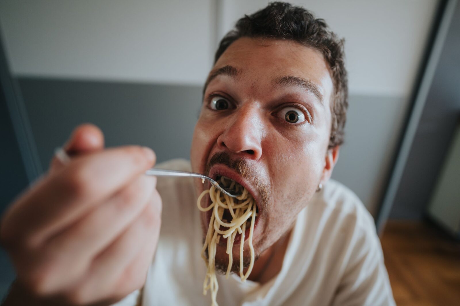 Diferențele de necontestat în metabolism: de ce bărbații au nevoie de mai multe calorii decât femeile În lumea nutriției și a sănătății, se menționează adesea că bărbații consumă, în medie, mai multe calorii decât femeile, dar care sunt motivele reale din spatele acestui fapt? Iată că răspunsurile nu sunt atât de simple și implică o combinație complexă de factori biologici și hormonali, în timp ce variabilitatea individuală rămâne esențială pentru înțelegerea precisă a necesarului energetic