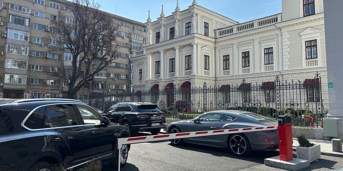 Proprietarii Palatului Știrbey, implicarea în controverse privind parcarea publică de pe Calea Victoriei De mai bine de o săptămână, zona din fața Palatului Știrbey, amplasat de-a lungul celebrei străzi Calea Victoriei, devine scena unor conflicte între autorități și reprezentanții proprietății