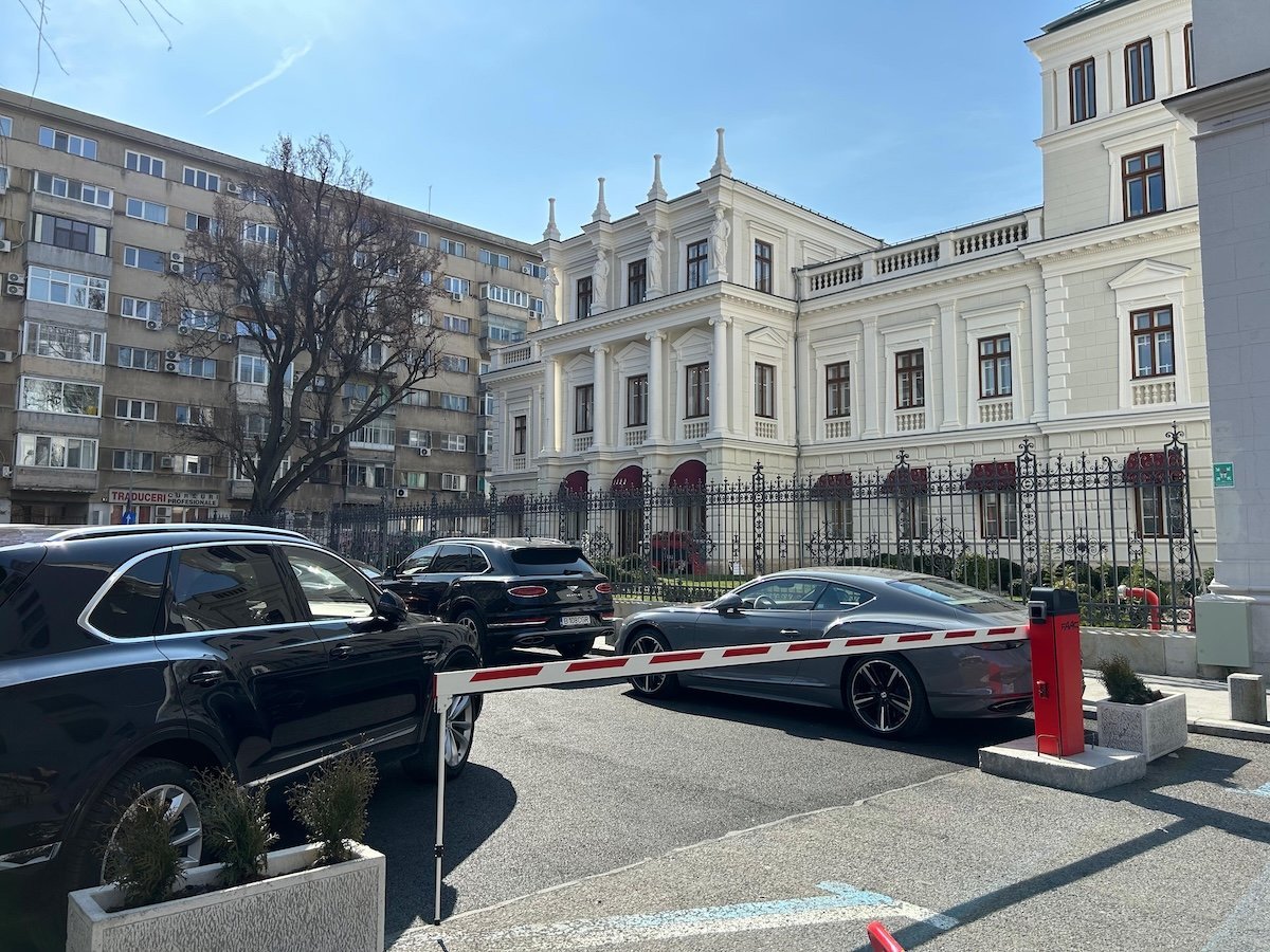 Proprietarii Palatului Știrbey, implicarea în controverse privind parcarea publică de pe Calea Victoriei De mai bine de o săptămână, zona din fața Palatului Știrbey, amplasat de-a lungul celebrei străzi Calea Victoriei, devine scena unor conflicte între autorități și reprezentanții proprietății