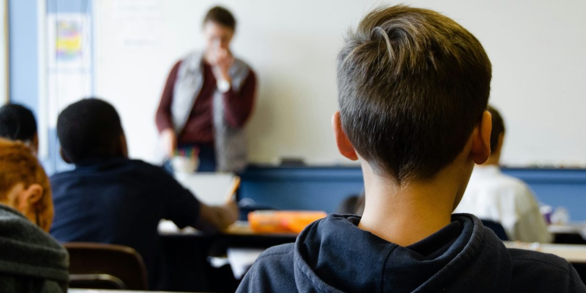 Inspectoratul Școlar București deschide anchetă în cazul profesorului de la Școala „Sf. Nicolae” acuzat de părinți de violență verbală și fizică