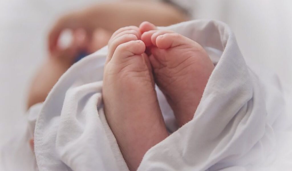 Primul bebeluș născut în Regatul Unit după un transplant de uter provenit de la un donator decedat reprezintă o revoluție în medicina reproductivă și un simbol al progreselor tehnologice în domeniul infertilității