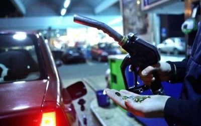 Prețul carburanților din România a crescut cu peste 80% în ultimii șase ani, o evoluție influențată nu doar de fluctuațiile prețului internațional al petrolului, ci și de politici fiscale interne care au transmis o presiune suplimentară asupra consumatorilor