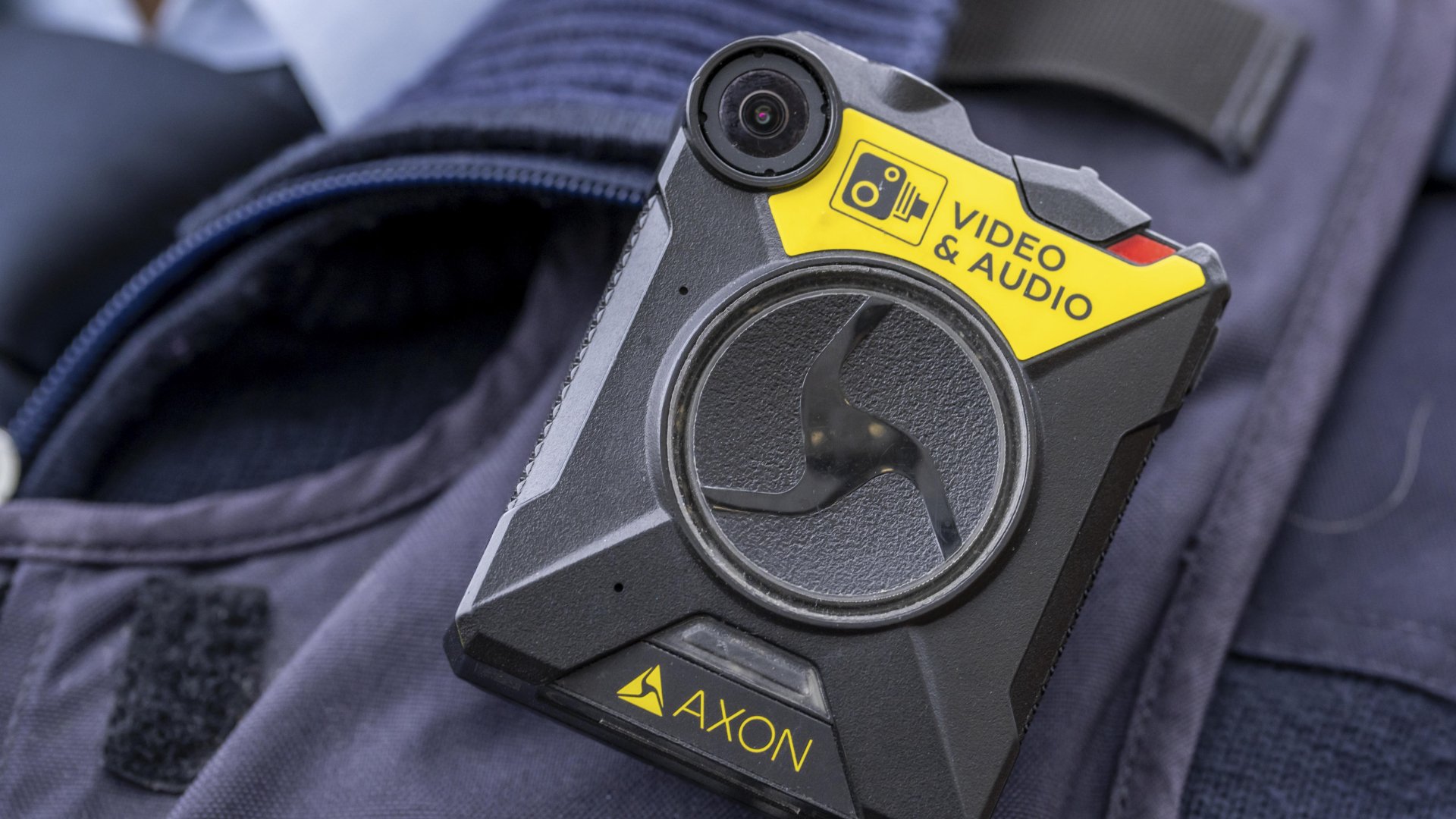 Autoritatea Națională de Supraveghere a Prelucrării Datelor cu Caracter Personal (ANSPDCP) a sancționat recent compania Domeniul Public și Privat SA cu amenzi totale de peste 15.000 de lei, după o investigație care a scos la iveală practici abuzive de monitorizare a angajaților