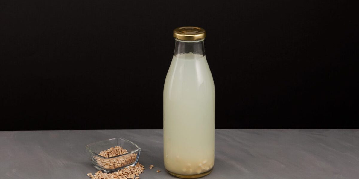 Tradiție culinară românească: Cum se prepară borșul de casă din tărâțe de grâu și mălai, rețeta pas cu pas Borșul, simbol al bucătăriei tradiționale românești, este una dintre acele mâncăruri care ne aduc mereu aminte de gusturile copilăriei și de mesele de odinioară