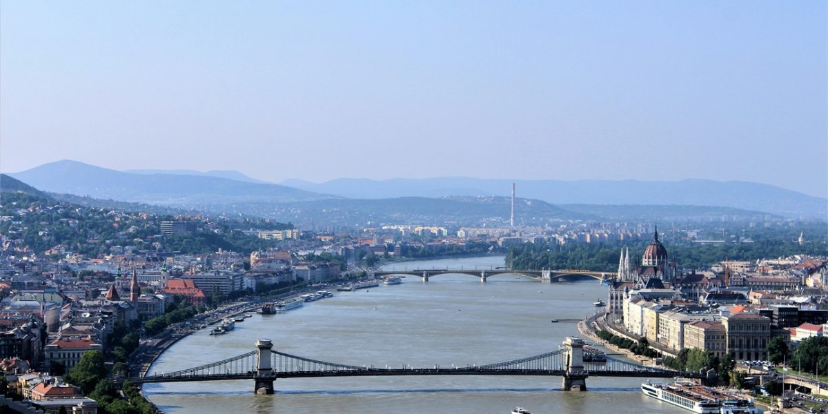 Tensioni diplomatice între Ungaria și Ucraina după arestarea a șapte cetățeni ucraineni în capitala maghiară Situație tensionată la Budapesta, unde autoritățile maghiare au reținut, fără explicații clare, șapte cetățeni ucraineni, stârnind preocupări atât în rândul reprezentanților diplomatici, cât și în comunitatea internațională