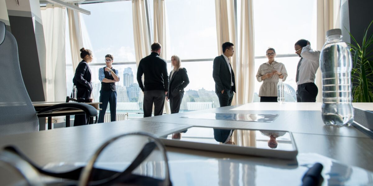 Inteligența Artificială accelerează drastic reducerea locurilor de muncă în sectorul tehnologic, iar cifrele din primele luni ale anului indică o amplificare a acestei tendințe