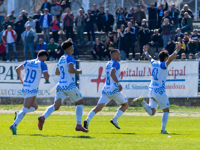 Corvinul Hunedoara a început în forță play-off-ul pentru promovarea în Liga a II-a, câștigând meciul cu Steaua București, scor 1-0, și lăsând o impresie puternică asupra fanilor și rivalilor din campionat