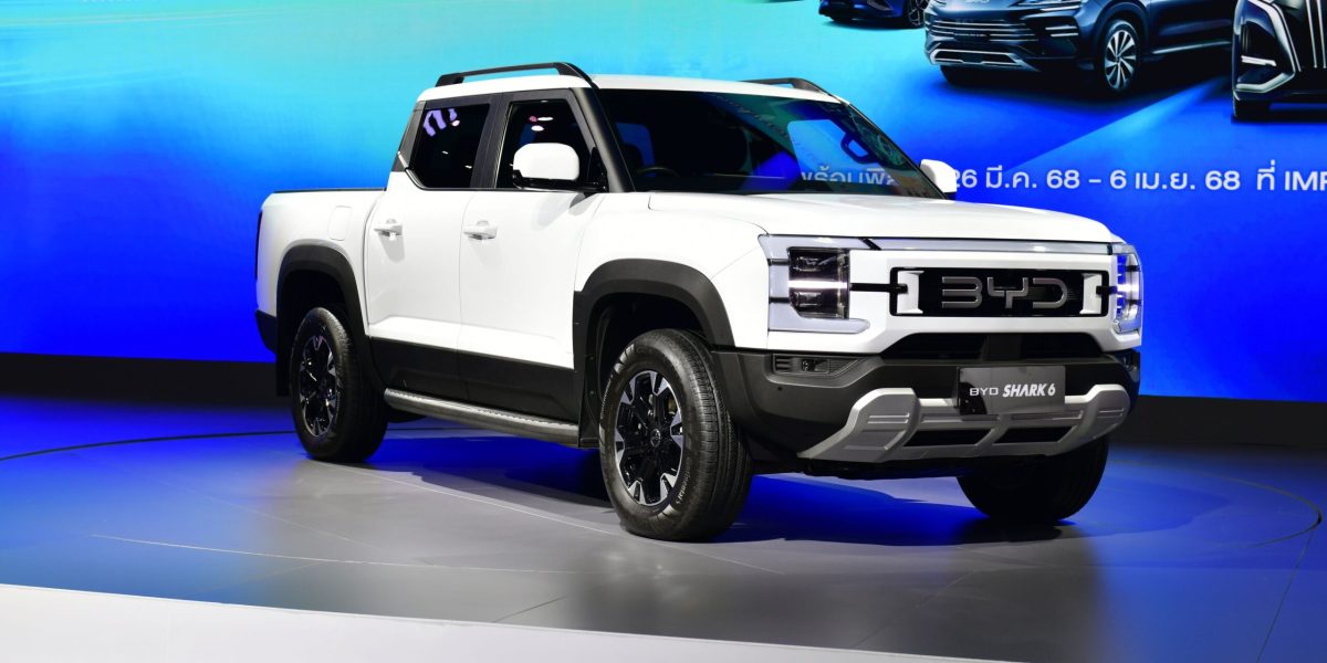 Camioanele electrice chinezești pătrund pe piața europeană cu prețuri sub nivelul mediu, amenințând hegemonia producătorilor tradiționali Piața europeană a vehiculelor comerciale electrice asistă la o schimbare majoră, odată cu intrarea în forță a producătorilor chinezi, care aduc pe piață camioane electrice cu prețuri cu până la 30% mai mici decât media europeană