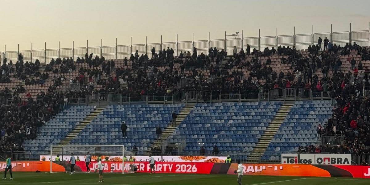 Clamoroso protest al suporterilor la Cagliari în partida cu Napoli: stadionul gol, tifoare în revoltă și start fulminant pentru oaspeți Cagliari a fost scena unui eveniment rar întâlnit în ultimele decenii: o manifestație de protest spontană, neanunțată, a suporterilor locali, acompaniată de un început de meci spectaculos pentru Napoli
