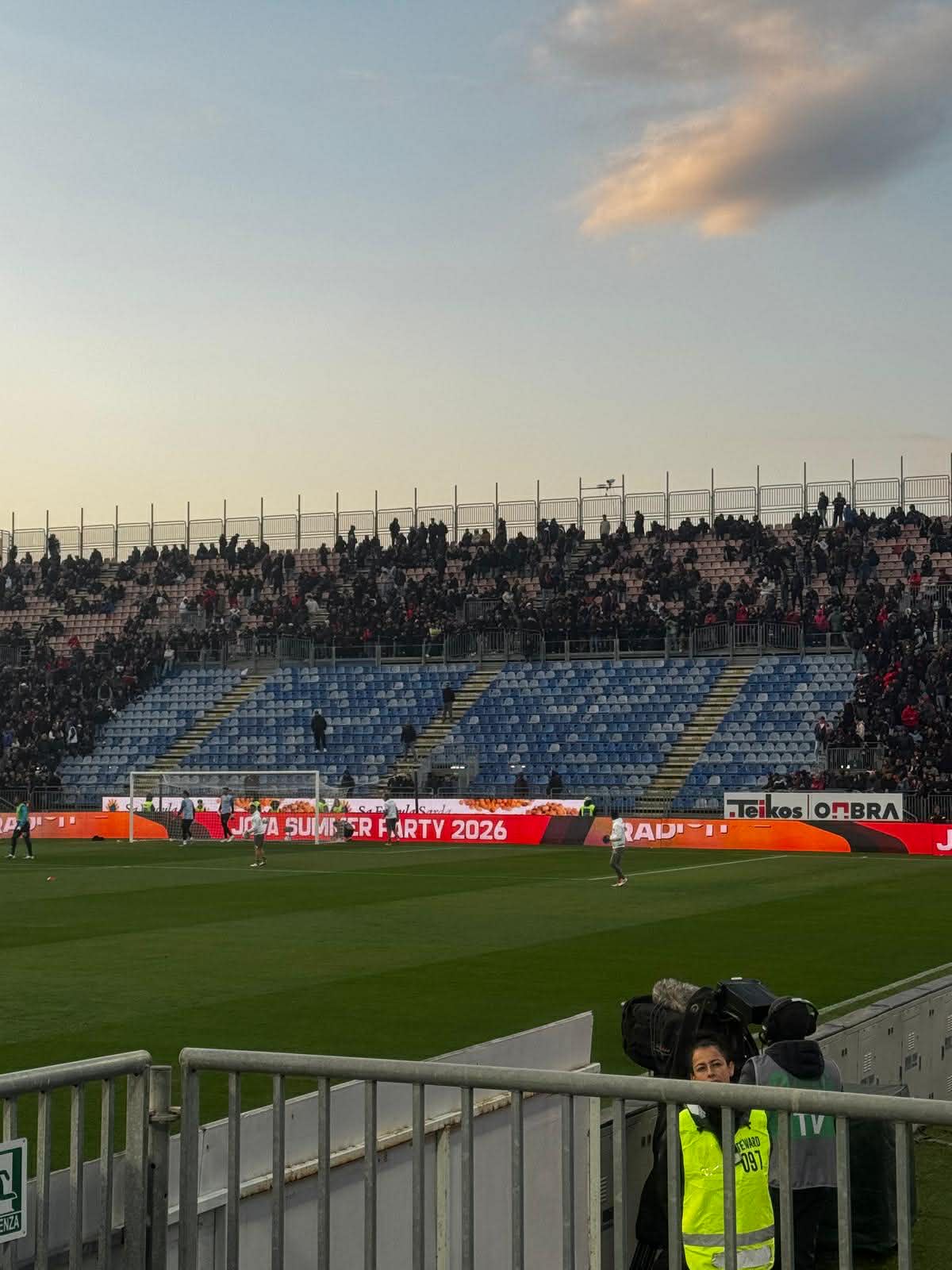 Clamoroso protest al suporterilor la Cagliari în partida cu Napoli: stadionul gol, tifoare în revoltă și start fulminant pentru oaspeți Cagliari a fost scena unui eveniment rar întâlnit în ultimele decenii: o manifestație de protest spontană, neanunțată, a suporterilor locali, acompaniată de un început de meci spectaculos pentru Napoli
