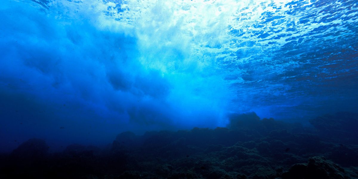 Depresiunea King, supranumită adesea „Marele Canion al Atlanticului,” este una dintre cele mai impresionante formațiuni subacvatice de pe planetă, întinsă pe aproape 500 de kilometri de-a lungul fundului oceanului Atlantic