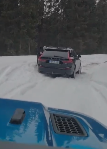 Un incident deosebit de editat s-a petrecut zilele trecute în Munții Sebeșului, unde un bărbat în vârstă de 66 de ani a fost salvat de echipa de jandarmi montani după ce s-a rătăcit pe drumurile montane