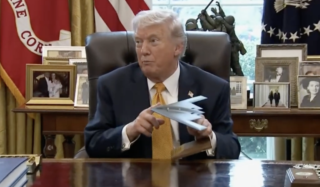 Tensiuni Globale în Creștere: Războiul Rece și Războiul Nucleara la Orizont Un climat de tensiune extremă se amplifică la nivel global, odată cu afirmațiile președintelui SUA, Donald Trump, despre riscul iminent al unui nou război mondial, dacă nu se vor lua măsuri ferme în privința Iranului și a situației din Orientul Mijlociu