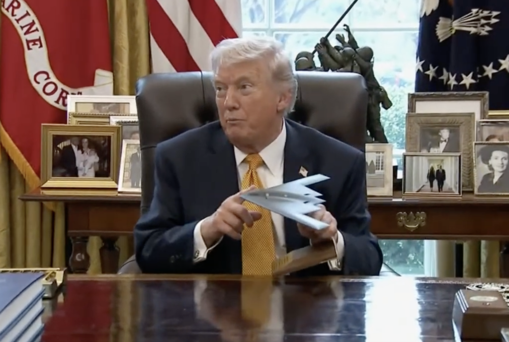 Tensiuni Globale în Creștere: Războiul Rece și Războiul Nucleara la Orizont Un climat de tensiune extremă se amplifică la nivel global, odată cu afirmațiile președintelui SUA, Donald Trump, despre riscul iminent al unui nou război mondial, dacă nu se vor lua măsuri ferme în privința Iranului și a situației din Orientul Mijlociu