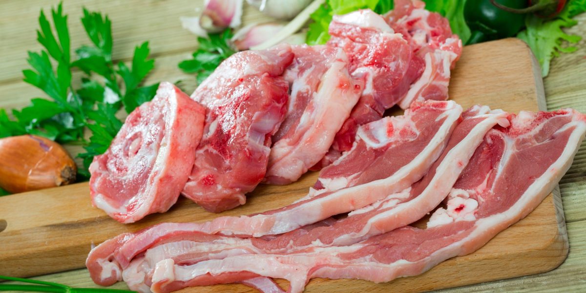 Prețul mielului de Paște 2026: diferențe semnificative între fermieri și magazine, iar consumatorii plătesc mai mult ca niciodată În ciuda anticipațiilor, prețul mielului de Paște în 2026 rămâne unul dintre cele mai discutate subiecte pentru români, fiind în continuare influențat de o serie de factori ce variază semnificativ între ferme și magazinele de desfacere