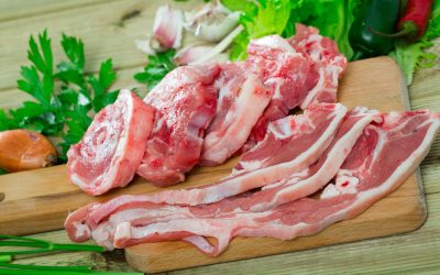 Prețul mielului de Paște 2026: diferențe semnificative între fermieri și magazine, iar consumatorii plătesc mai mult ca niciodată În ciuda anticipațiilor, prețul mielului de Paște în 2026 rămâne unul dintre cele mai discutate subiecte pentru români, fiind în continuare influențat de o serie de factori ce variază semnificativ între ferme și magazinele de desfacere