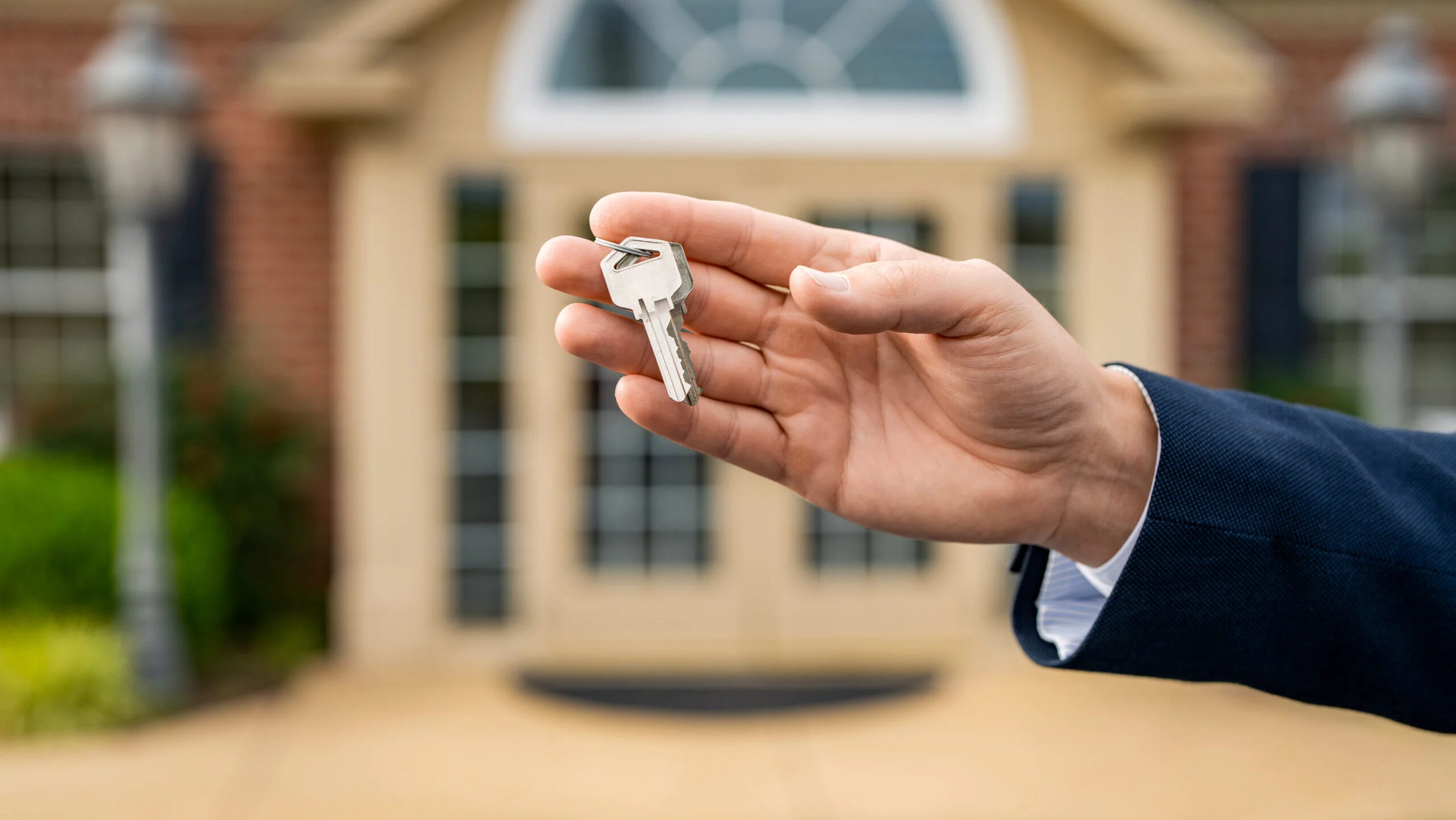 Uzucapiunea, arma legală pentru dobândirea proprietății, devine tot mai relevantă în peisajul juridic românesc În ultimele luni, tot mai mulți proprietari și potențiali cumpărători se orientează spre conceptul de uzucapiune, o formă legală de dobândire a dreptului de proprietate despre care se vorbește tot mai mult în contextul imobiliar și nu numai