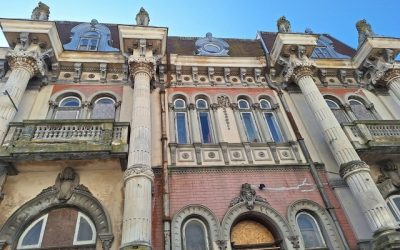 Tradiție și renaștere în inima Constanței: Casa cu Lei se pregătește pentru o nouă viețuire Croindu-și drum în istoria vibrantă a Constanței, emblematicul edificiu cunoscut astăzi drept „Casa cu Lei” se află în plin proces de restaurare