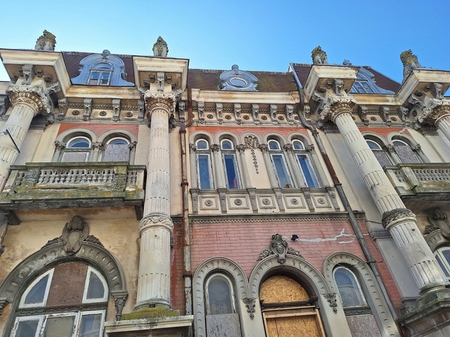 Tradiție și renaștere în inima Constanței: Casa cu Lei se pregătește pentru o nouă viețuire Croindu-și drum în istoria vibrantă a Constanței, emblematicul edificiu cunoscut astăzi drept „Casa cu Lei” se află în plin proces de restaurare