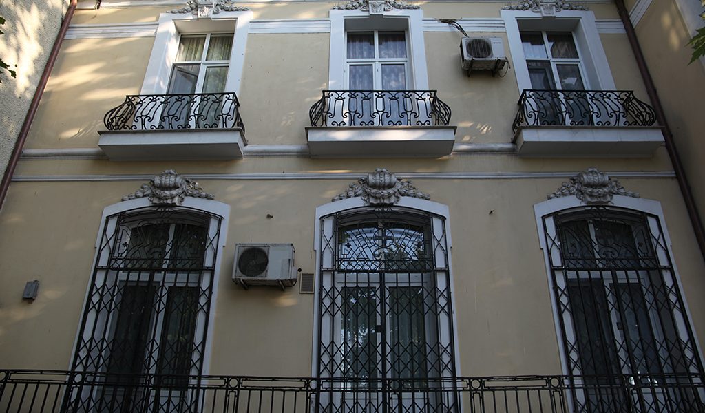 Conflicte între Biserică și autorități locale în Constanța: Biserica vrea să ia înapoi vila de pe malul mării, iar primăria nu face pașii necesari Un nou conflict juridic izbucnește între Arhiepiscopia Tomisului și Primăria Constanța, de această dată chiar în legătură cu proprietatea emblematică a Bisericii în oraș, vila arhierească de pe malul mării, cunoscută drept locuința de reședință a arhiepiscopului Teodosie