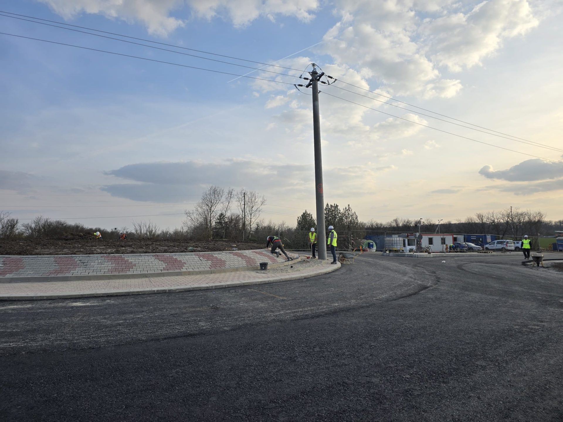 Primul strat de asfalt a fost turnat pe sectorul de drum din Centura Brănești, parte din etapa a doua a proiectului de modernizare a infrastructurii rutiere din zona Ilfov, marcând un pas important în îmbunătățirea fluxului de trafic din regiune