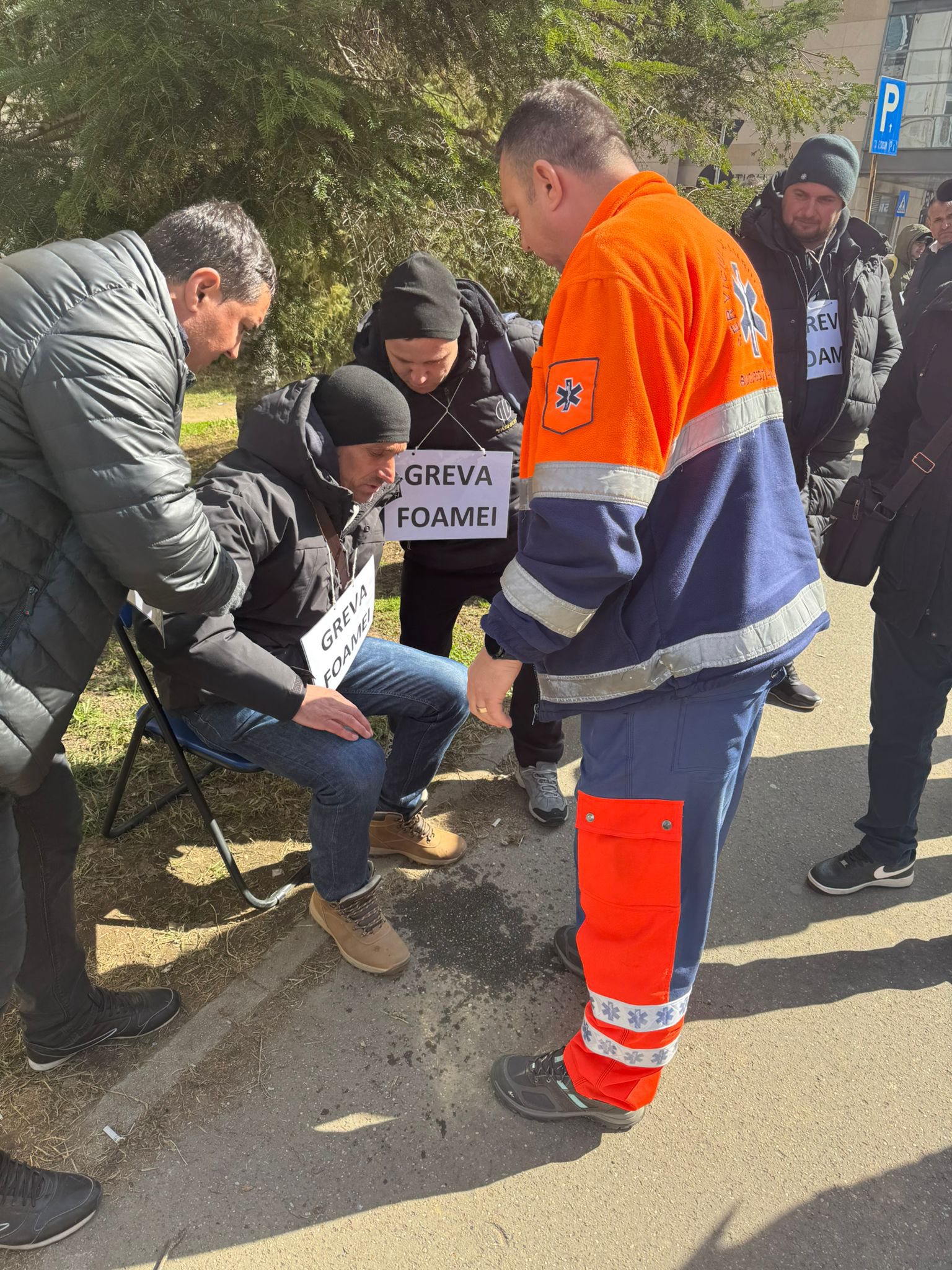 Minerii și energeticienii protestează în fața Ministerului Energiei, intrând în cea de-a treia zi de grevă a foamei În fața Ministerului Energiei, peste 60 de mineri și angajați din sectorul energetic protestează de trei zile în condiții de frig și lipsă de mâncare