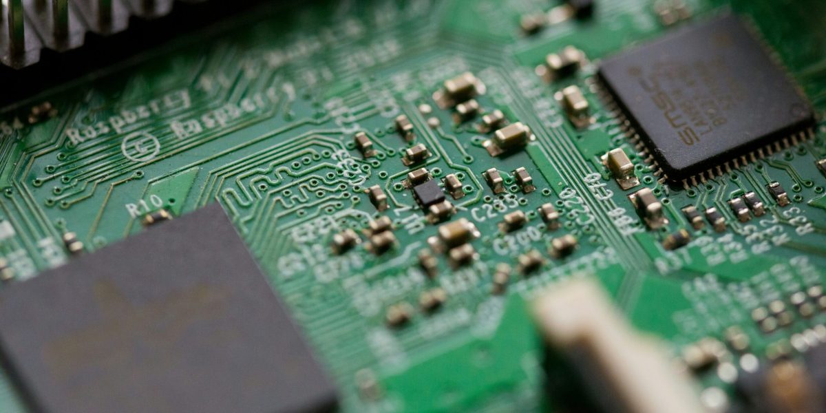 Criza globală de cipuri de memorie, care pare să se întindă peste ani întregi, riscă să afecteze profund ecosistemul tehnologic mondial