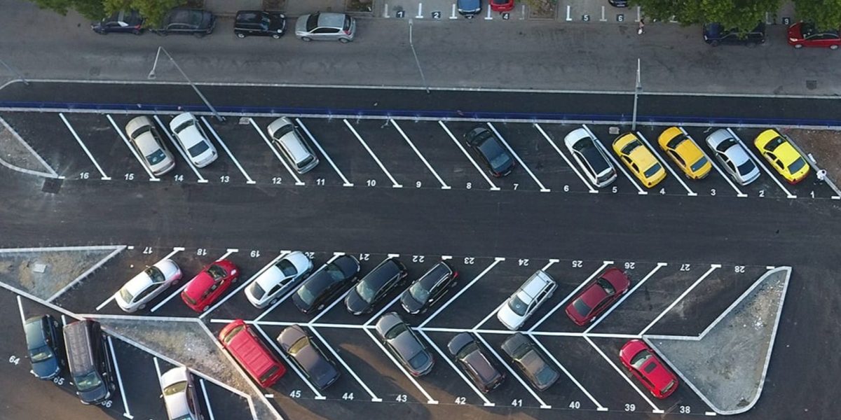 Bucureștenii din Sectorul 4 pot parca gratuit, dar cu condiția să renunțe la restituirea taxei de dezvoltare urbană Primăria Sectorului 4 a anunțat recent o măsură care a stârnit discuții în rândul locuitorilor: de la 1 aprilie, parcul în zonele publice administrate de sector va fi gratuit pentru cei care decid să nu solicite banii înapoi pentru taxa de dezvoltare urbană plătită anterior