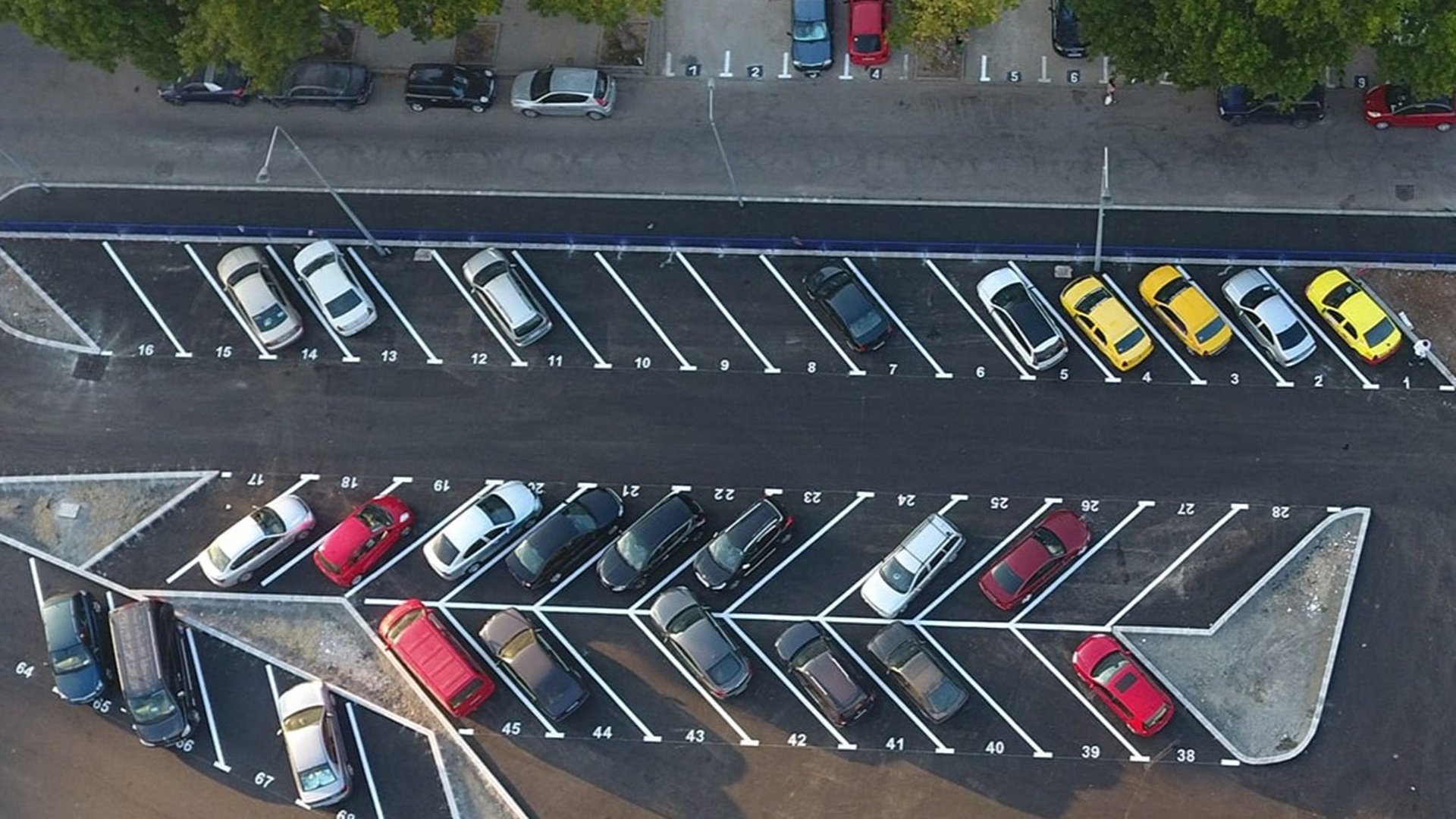 Bucureștenii din Sectorul 4 pot parca gratuit, dar cu condiția să renunțe la restituirea taxei de dezvoltare urbană Primăria Sectorului 4 a anunțat recent o măsură care a stârnit discuții în rândul locuitorilor: de la 1 aprilie, parcul în zonele publice administrate de sector va fi gratuit pentru cei care decid să nu solicite banii înapoi pentru taxa de dezvoltare urbană plătită anterior