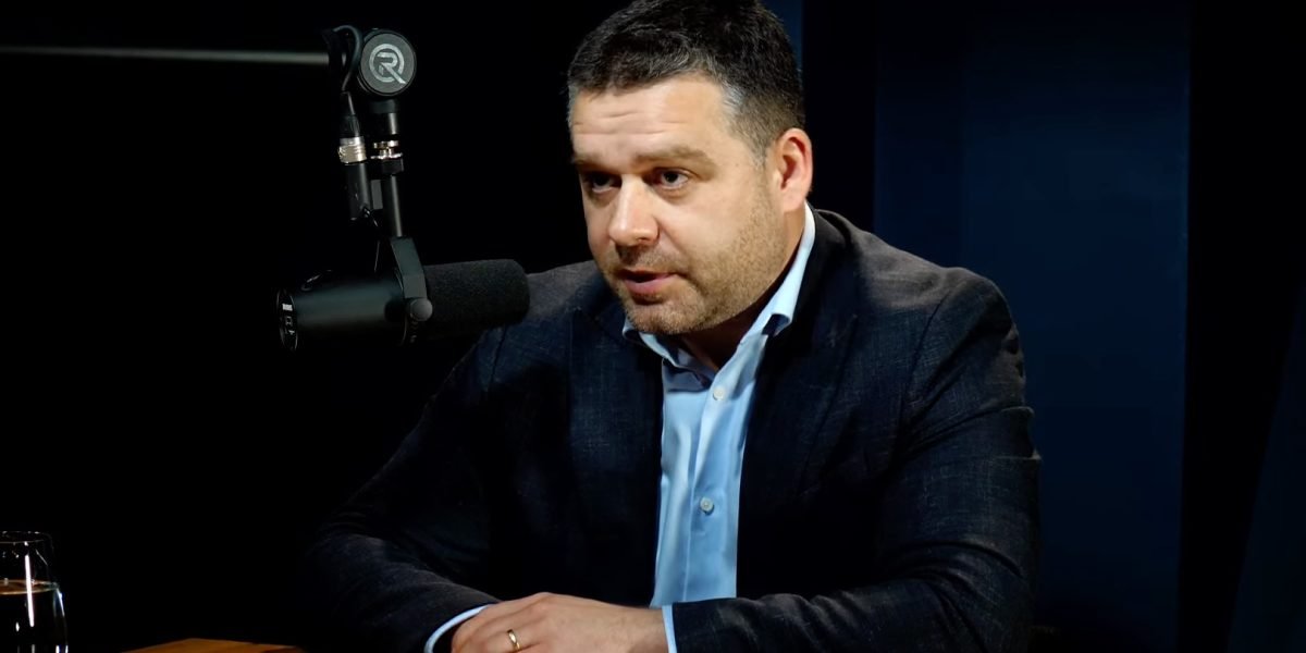 Primarul Capitalei, Ciprian Ciucu, a anunțat recent intenția sa de a lansa un podcast dedicat problemelor Bucureștiului, o inițiativă care promite să aducă mai aproape de cetățeni o perspectivă managerială și politică mai directă, dincolo de formalismul instituțional