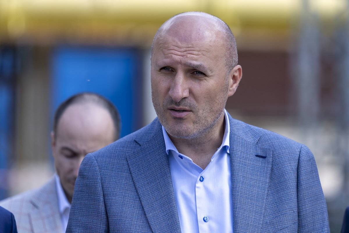 Directorul trimis în judecată pentru corupție poate reveni la conducerea ELCEN, scăpând și de interdicția de a părăsi țara