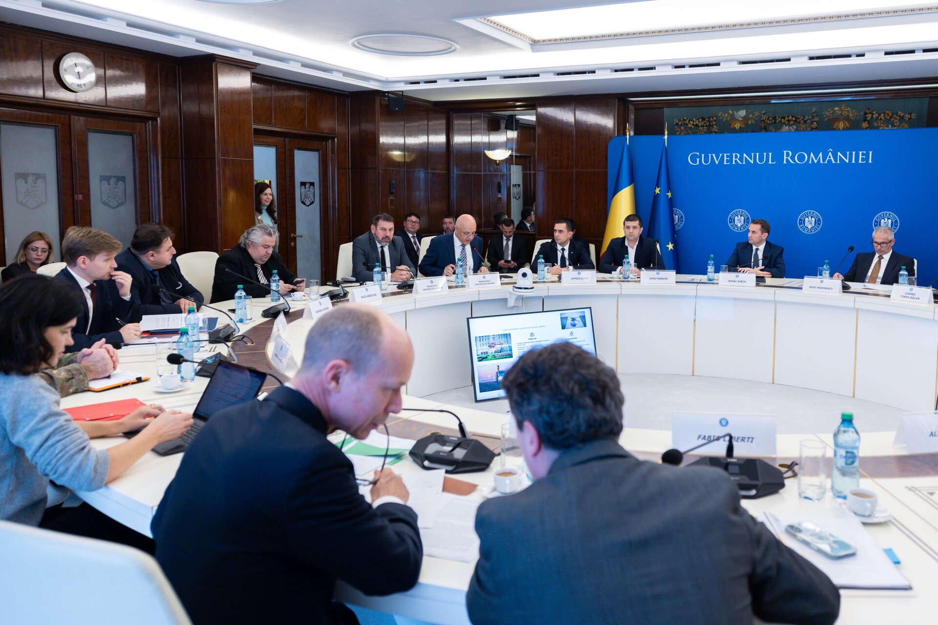 Dezbaterile privind fondurile europene pentru apărare pun în discuție viitorul industriei naționale România se află în pragul unei decizii cruciale în privința participării la programul european SAFE (Security Action for Europe), un instrument de finanțare menit să susțină achizițiile comune de echipament militar pentru statele membre ale Uniunii Europene