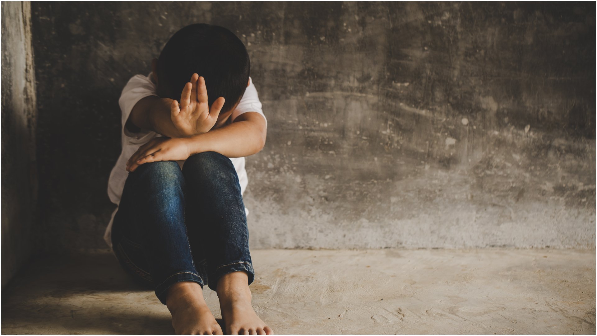 Drama familială din Satu Mare scoate la iveală un caz șocant de violență asupra minorilor Un incident extrem de grav a zguduit comunitatea din Satu Mare, după ce autoritățile au descoperit doi copii mici legați de calorifer în propria lor locuință