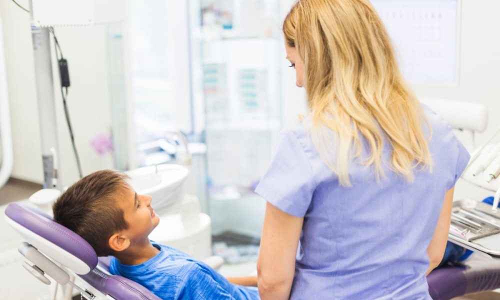 Crește numărul părinților din Suceava care caută în mod activ un dentist specializat pentru copiii lor, convingți fiind că îngrijirea dentară de la o vârstă fragedă stă la baza unui zâmbet sănătos pe termen lung