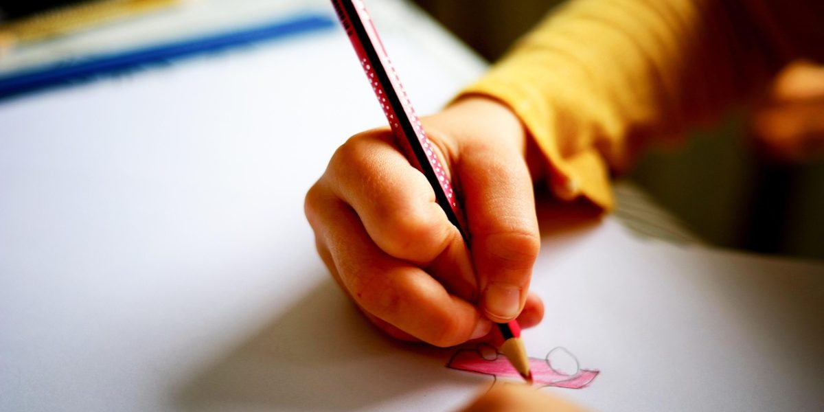 O problemă insidioasă în rândul elevilor din București și județul Ilfov devine tot mai vizibilă: postura defectuoasă și obiceiurile nefavorabile în utilizarea tehnologiei, în special a telefonului mobil