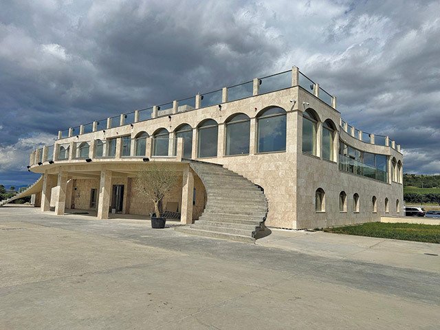 Grupul Ferrucio, controlat de afaceristul Ninel-Aurelian Alexandru, a anunțat intenția de a construi un hotel în Boldești-Scăieni, în inima județului Prahova, un proiect de amploare ce se înscrie în strategia de extindere a acestei companii locale în sectorul ospitalității și turismului