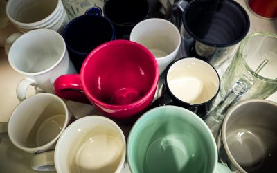 Ordinea perfectă în casă: mit sau nevoie reală? În ultimul deceniu, imaginile cu cămări impecabil aranjate, dulapuri ordenate milimetric și rafturi pline de cutii transparente au devenit iconice pe rețelele sociale