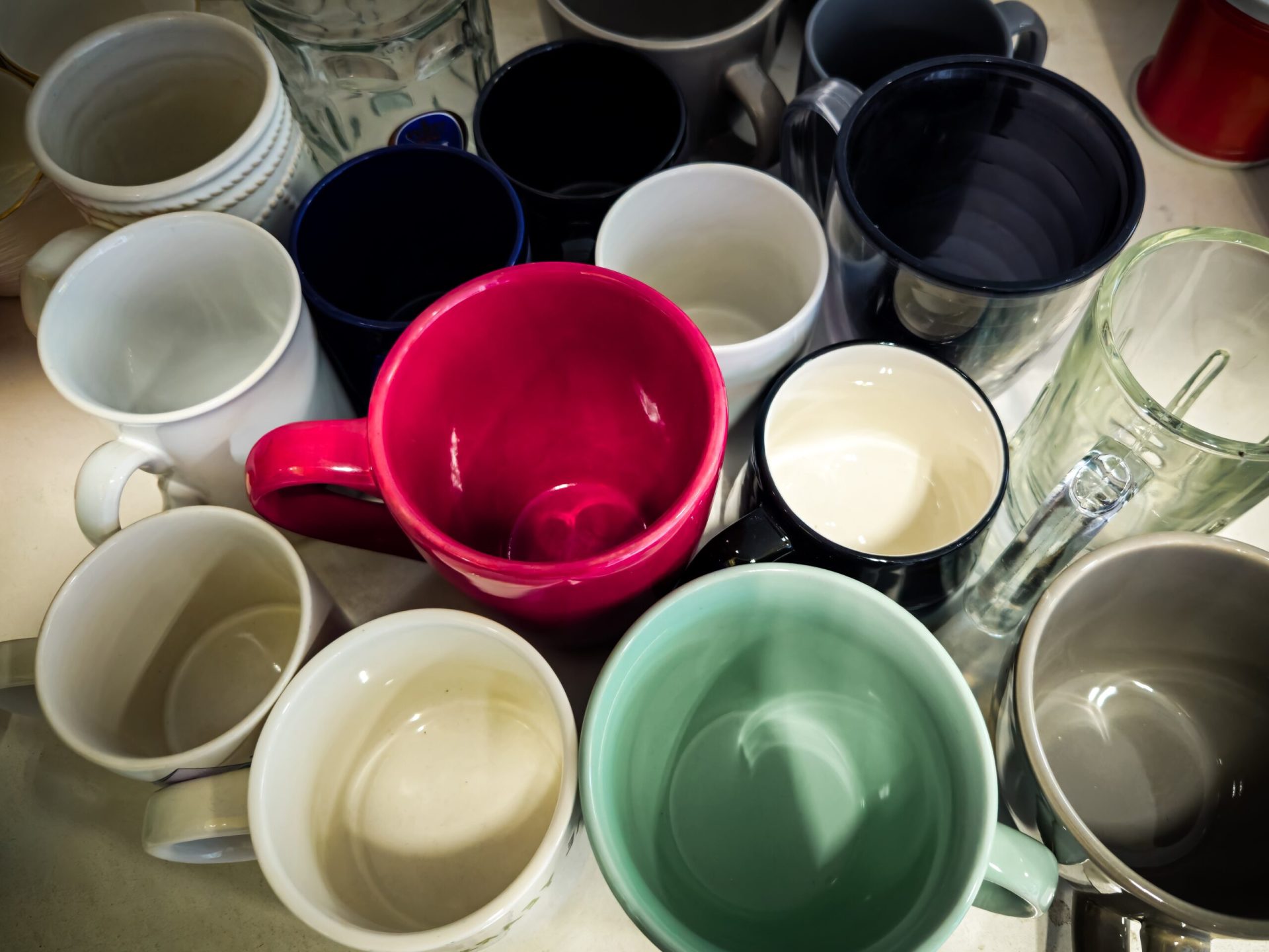 Ordinea perfectă în casă: mit sau nevoie reală? În ultimul deceniu, imaginile cu cămări impecabil aranjate, dulapuri ordenate milimetric și rafturi pline de cutii transparente au devenit iconice pe rețelele sociale