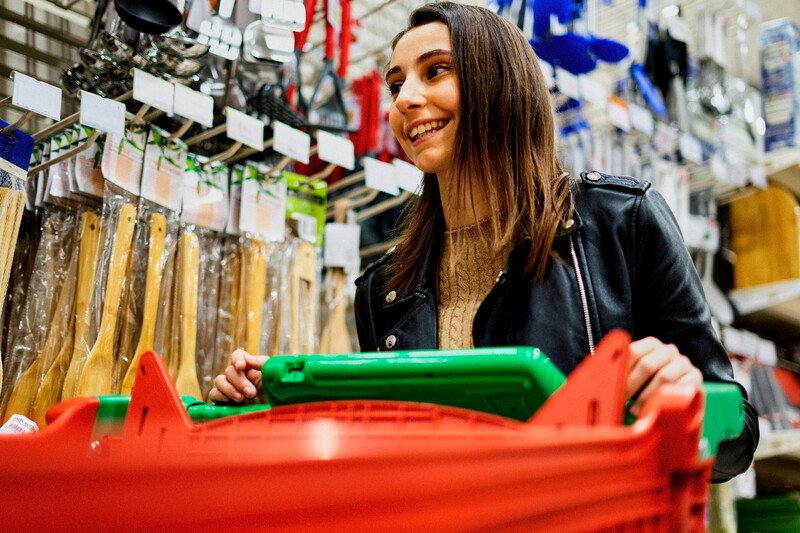 Românii au cheltuit 140 mld. lei pe produse de larg consum și electroIT în 2022, peste 2021; Polonia, Slovacia și Lituania în scădere