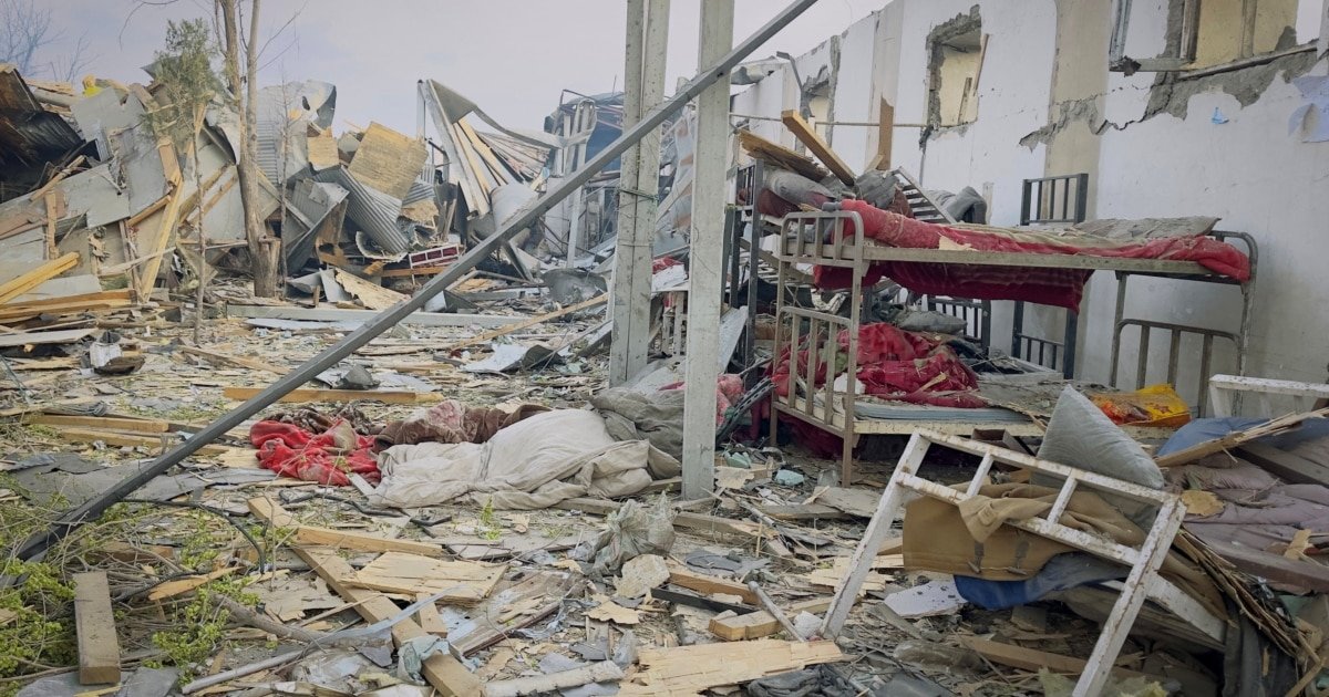 Cel puțin 400 de morți și 250 de răniți într-un atac aerian în Kabul, Pakistan neagă orice implicare Un atac aerian care a vizat un spital din Kabul a lăsat în urmă o tragedie de proporții, zeci de victime, iar cifrele total necunoscute – cel puțin 400 de morți și peste 250 de răniți – au zguduit comunitatea internațională