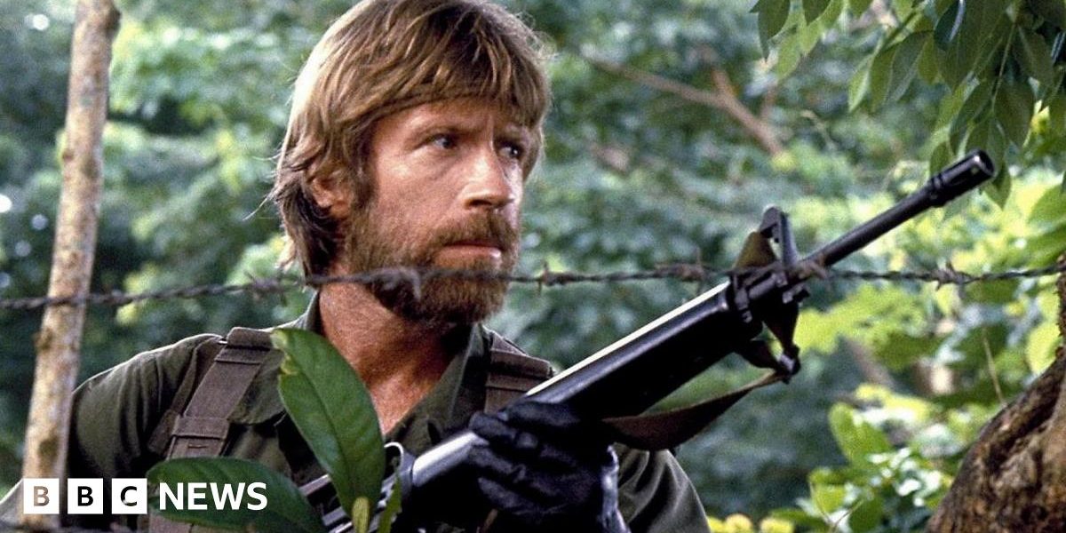 Chuck Norris, legendă a filmului de acțiune și simbol al culturii pop, rămâne un nume recunoscut și astăzi, chiar dacă cariera sa s-a schimbat și a trecut în umbra meme-urilor și a prezenței online