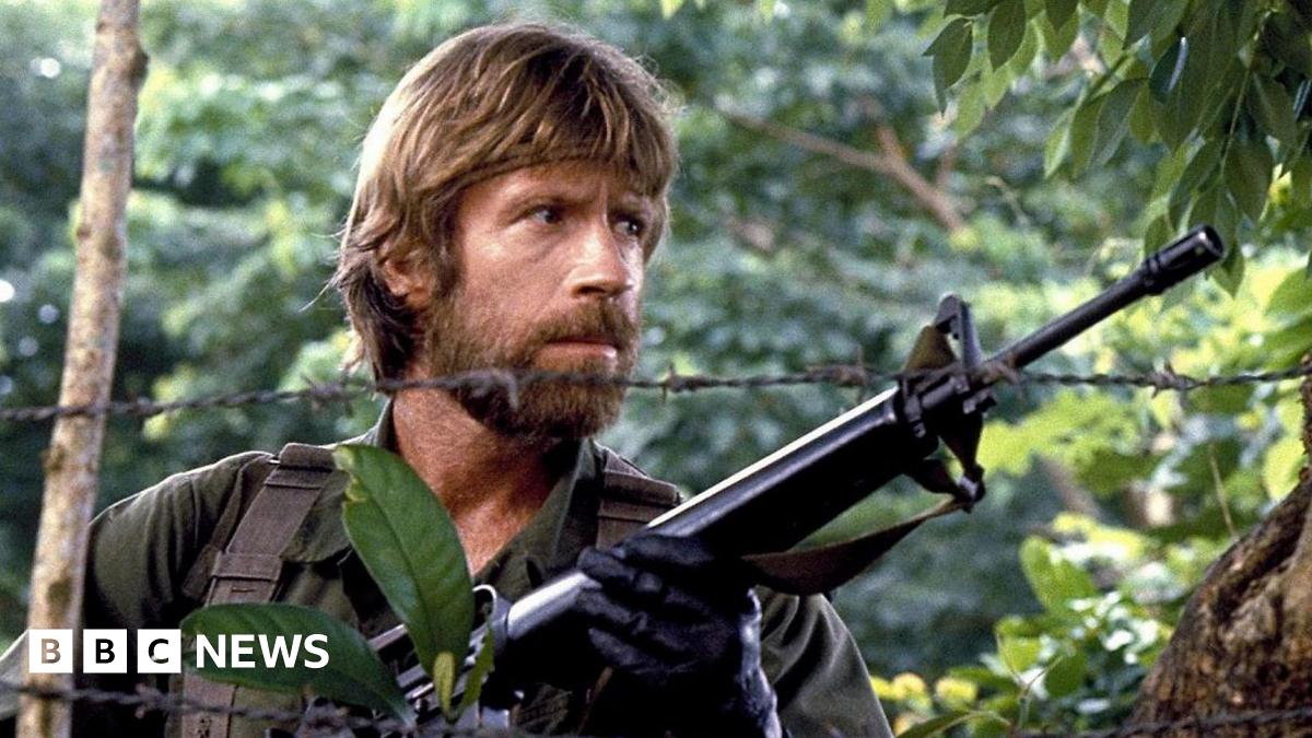 Chuck Norris, legendă a filmului de acțiune și simbol al culturii pop, rămâne un nume recunoscut și astăzi, chiar dacă cariera sa s-a schimbat și a trecut în umbra meme-urilor și a prezenței online