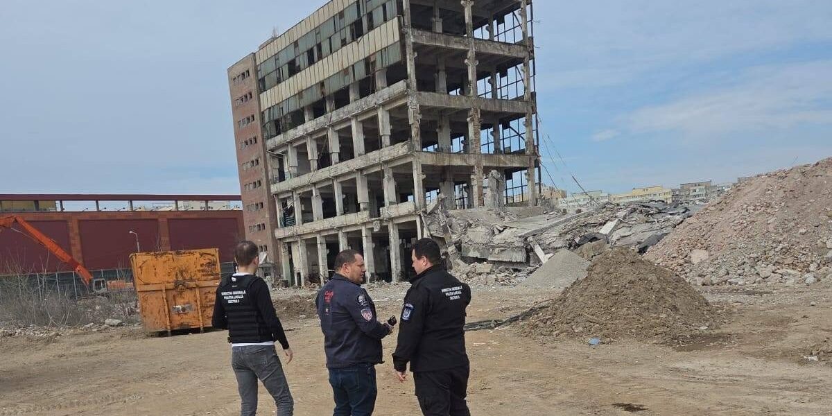 Demolări ilegale în Sectorul 2: o sancțiune de 10.000 de lei și controale persistente O clădire situată pe platforma industrială a fostei fabrici Aversa, din Sectorul 2 al Capitalei, a fost demolată fără obținerea autorizației, atrăgând atenția autorităților locale