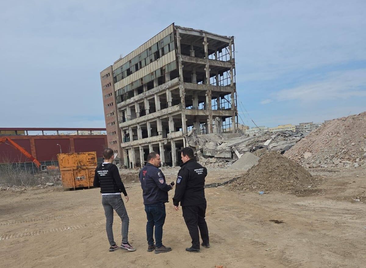 Demolări ilegale în Sectorul 2: o sancțiune de 10.000 de lei și controale persistente O clădire situată pe platforma industrială a fostei fabrici Aversa, din Sectorul 2 al Capitalei, a fost demolată fără obținerea autorizației, atrăgând atenția autorităților locale